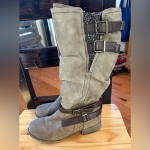 dod Boots, full length, zipper on side.
Size 7.5M, Brown